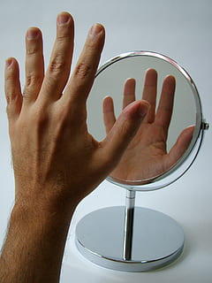 person, hånd, reflekterende, spejl, legeme, menneskelig hånd, menneskelig kropsdel, rigtige mennesker, kropsdel, en person, indendørs, finger, menneskelig finger, uigenkendelig person, tæt på, personlige perspektiv, livsstil, fritidsaktivitet, bedrift, herrer, studio skud, menneskelige fod, detalje, personlige tilbehør, 2K, CC0, offentligt domæne, royaltyfrie