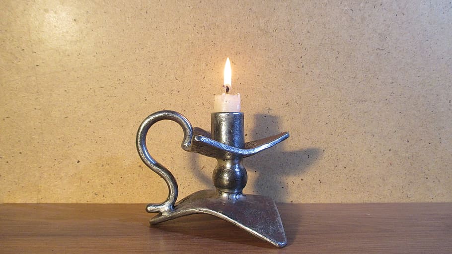 candelabro, metall, forja, cremant, foc, flama, vela, a l'interior, taula, foc - fenomen natural, material de fusta, funció de construcció de parets, calor - temperatura, cap gent, primer pla, il·luminat, natura morta, estructura construïda, sòls, sol objecte, dos objectes, naturalesa, color plata, 1080P