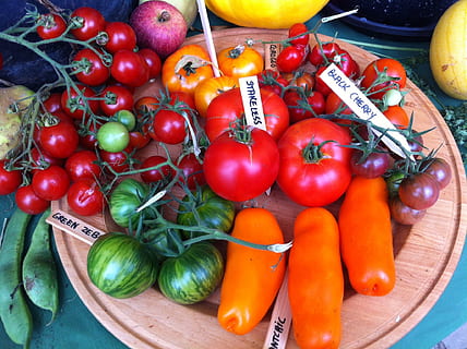 verdure, esagono di castello, pomodori, verdura, cibo e bevande, cibo, mangiare sano, benessere, freschezza, pomodoro, frutta, rosso, grande gruppo di oggetti, nessuno, natura morta, in vendita, vista dall'alto, mercato, Pepe, giorno, Al dettaglio, contenitore, scelta, maturo, esposizione al dettaglio, 1080P, CC0, dominio pubblico, privo di copyright