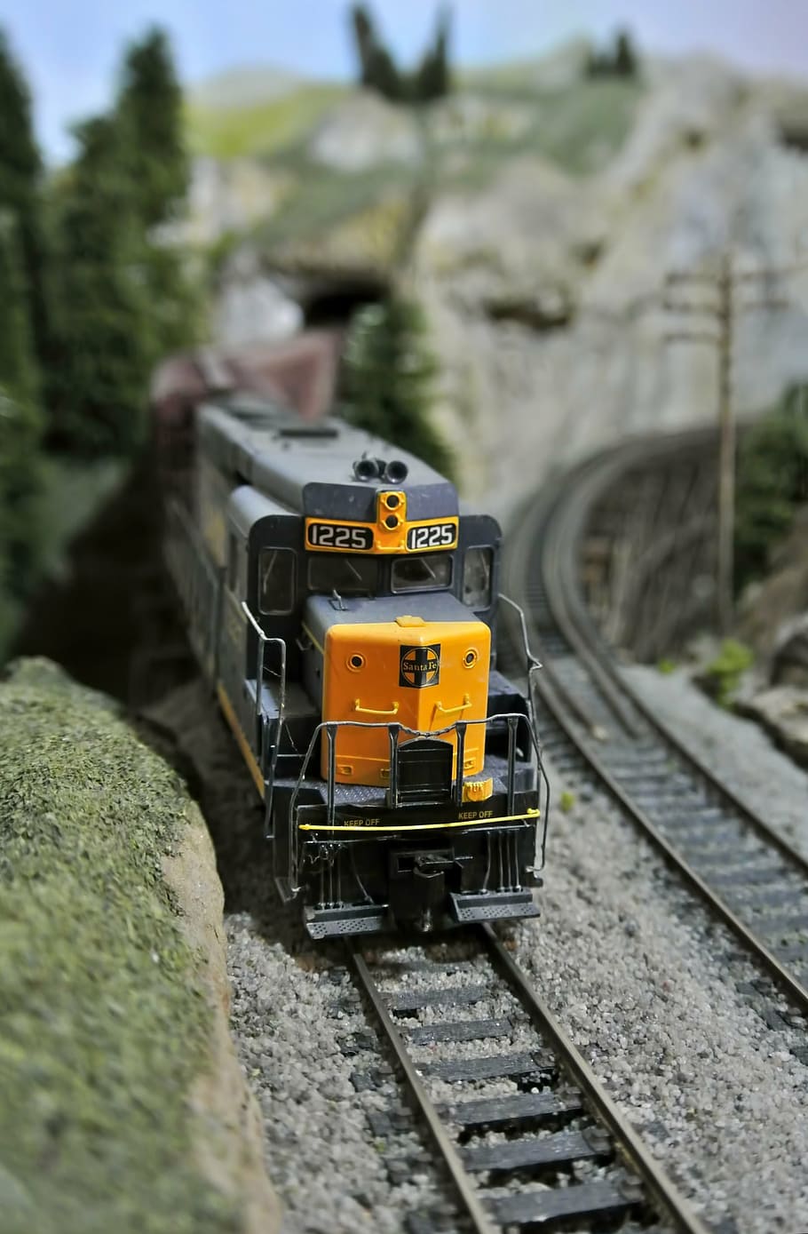 Makro, Miniatur, maßstabgetreues Modell, Zug, Transport, Reise, Bahngleis, Schienenverkehr, Tag, draußen, keine Leute, Landschaft, ländliche Szene, Himmel, Natur, Spur, Transportmittel, öffentliche Verkehrsmittel, Zug - Fahrzeug, Pflanze, Landfahrzeug, Gelb, Rock, solide, selektiver Fokus, Rock - Objekt, Schulbus, 2K