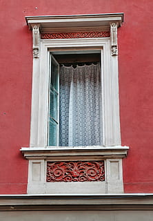finestra, parete, rosso, ha aperto, Aperto, tenda, costruzione, architettura, vecchio, Casa, esterno, facciata, all'aperto, dipingere, Residenziale, colore, davanti, struttura costruita, esterno dell'edificio, nessuno, giorno, caratteristica della parete, Inquadratura dal basso, vetro - materiale, ornato, quartiere residenziale, design, modello, storia, Colore bianco, 2K, CC0, dominio pubblico, privo di copyright