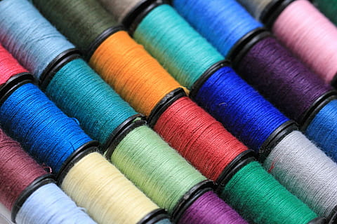 fotografia, bobine di filo, filato, stringa, filo, passatempo, mestiere, Materiale, fatto a mano, cucito, colorato, cucire, colore, fatti in casa, tempo libero, Cucitura, creativo, multicolore, variazione, sfondi, grande gruppo di oggetti, avvicinamento, nessuno, fotogramma intero, in casa, scelta, tessile, arte e artigianato, creatività, bobina, gruppo di oggetti, messa a fuoco selettiva, di fila, natura morta, colore vibrante, industria tessile, viola, color turchese, 2K