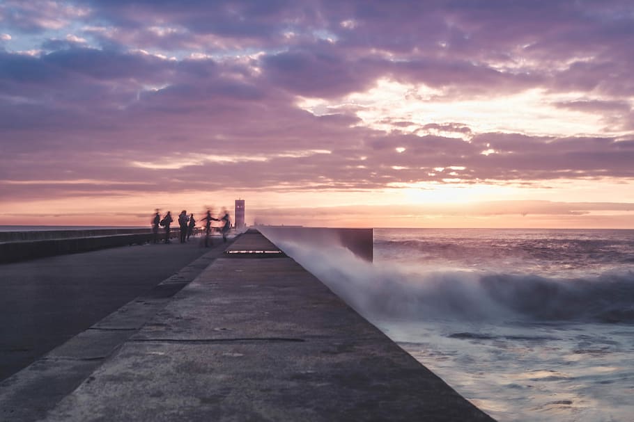 uventede haves, bilde, person, stående, hav, himmel, solnedgang, bølge, sprøyte, sky - himmel, vann, naturskjønnhet - natur, skjønnhet i naturen, natur, oransje farge, gruppe med folk, horisont, horisont over vann, retning, land, idylliske, veien forover, arkitektur, menn, rolig scene, utendørs, 5K