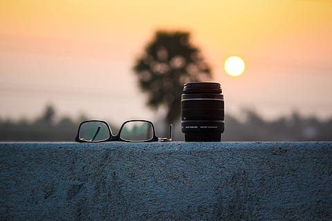 zwart, omlijst, bril, naast, camera lens, dageraad, landschap, zonsondergang, camera, fotograaf, zonsopkomst, lens, brillen, canon, hemel, geen mensen, focus op de voorgrond, natuur, detailopname, buitenshuis, fabriek, eten en drinken, keermuur, selectieve aandacht, boom, zonlicht, stilleven, water, houder, schemer, dag, afwezigheid, 5K, CC0, publiek domein, royaltyvrij