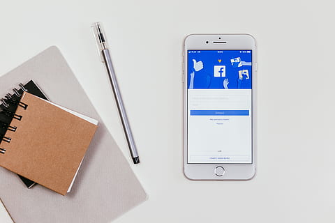 guld iphone 6, note pads, mobiltelefon, tæt på, Skærm, elektronik, facebook, indendørs, moderne, notesblok, pad, papir, pen, smartphone, bord, teknologi, hvid baggrund, arbejdsplads, arbejdsområde, trådløs teknologi, meddelelse, bærbar informationsenhed, smart telefon, forbindelse, studio skud, ingen mennesker, forretning, gruppe af objekter, bekvemmelighed, tekst, erhvervsfinansiering og industri, bærbarhed, 5K, CC0, offentligt domæne, royaltyfrie