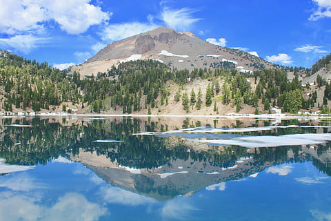 blanc, concret, edifici, cos, aigua, muntanyes, alt, verd, fulles, arbres, envoltat, fotografia de reflexió mirall d'aigua, muntanya, núvol, arbre, bosc, llac, reflexió, neu, gel, volcà, volcà lassen, Parc nacional volcànic de Lassen, el llac helen, naturalesa, cel, escenics - natura, bellesa a la natura, núvol - cel, tranquil·litat, escena tranquil·la, planta, Serra, dia, cap gent, davant del mar, blau, a l'aire lliure, muntanya nevada, cim de muntanya, 5K, CC0, domini públic, lliure de regalies