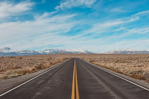 grijs, beton, weg, blauw, hemel, dag, top, omgeven, bruin, struiken, wit, wolken, in twee richtingen, asfalt, gratis, woestijn, snelweg, Verenigde Staten van Amerika, natuur, landschap, Death Valley National Park, reizen, Vakantiebestemmingen, geen mensen, berg-, reislocaties, zuidwest usa, Californië, woestijnweg, reis, rondrit, Nationaal Park, buitenshuis, bergketen, Nevada, de weg vooruit, wegmarkering, vervoer, perspectief verminderen, richting, wolk - lucht, scenics - natuur, symbool, het merken, milieu, rustige scène, teken, schoonheid in de natuur, verdwijnpunt, lege weg, dubbele gele lijn, scheidingslijn, droog klimaat, klimaat, 4K, CC0, publiek domein, royaltyvrij
