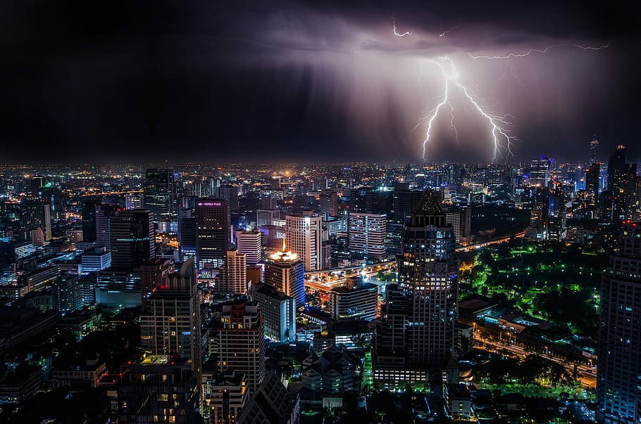 aèria, vista, edificis de la ciutat, llampec, gratacels amb llamps, llamps, ciutat, tempesta, nit, edifici, gratacels, capital, metropolitana, temps, paisatge urbà, saturació, Stormcloud, núvol, fosc, arquitectura, exterior de l'edifici, estructura construïda, exterior d’edifici d’oficines, il·luminat, cel, poder a la natura, horitzó urbà, núvol - cel, paisatge, barri residencial, naturalesa, modern, cap gent, a l'aire lliure, vida nocturna, 2K
