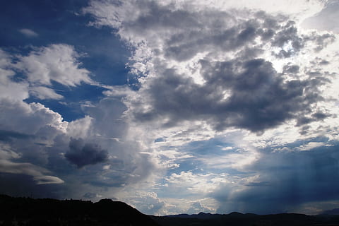 himmel, moln, stackmoln, moln - himmel, scenics, natur, blå, lugn plats, skönhet i naturen, scenics - natur, lugn, miljö, inget folk, solljus, clouds, utomhus, lågvinkelvy, dag, berg, idyllisk, silhuett, dramatisk himmel, landskap, meteorologi, 4K, CC0, offentligt domän, royaltyfria