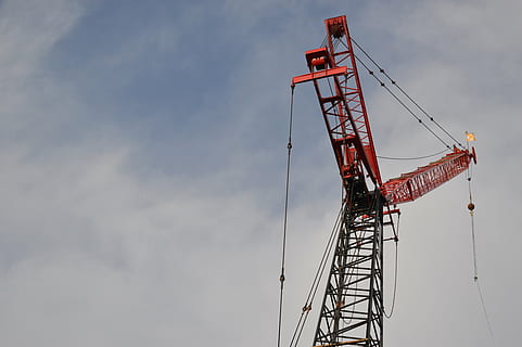 attrezzatura per gru rossa, costruzione, gru, cielo, sito di costruzione, icona di costruzione, attrezzatura da costruzione, attrezzatura, industria, Inquadratura dal basso, macchinario, nuvola - cielo, metallo, gru - macchine edili, industria di costruzioni, sviluppo, giorno, natura, all'aperto, alto - alto, architettura, nessuno, macchine da cantiere, struttura costruita, rosso, equipaggiamento industriale, 5K, CC0, dominio pubblico, privo di copyright