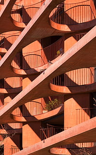 Marrone, dipingere, calcestruzzo, costruzione, diagonale rossa, diagonale, architettura, modello, cerchio, struttura costruita, esterno dell'edificio, scala, industria di costruzioni, moderno, scena urbana, all'aperto, nessuno, architettura ed edifici, astratto, sfondi, passaggi, fotogramma intero, giorno, quartiere residenziale, luce del sole, gradini e scale, ringhiera, ripetizione, natura, ombra, legno - materiale, appartamento, 4K, CC0, dominio pubblico, privo di copyright