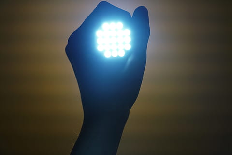 person, bedrift, led, lys, lommelygte, oplysning, lampe, makro, smuk, belysning, baggrund, lanterne, el, holde, udtalelser, koncept, ledede lys, led lampe, leds, menneskelig kropsdel, menneskelig hånd, belyst, hånd, belysningsudstyr, kropsdel, silhuet, en person, tæt på, studio skud, glødende, menneskelig finger, blå, finger, enkelt objekt, indendørs, himmel, lys - naturligt fænomen, digital komposit, menneskelig lem, 8K, CC0, offentligt domæne, royaltyfrie