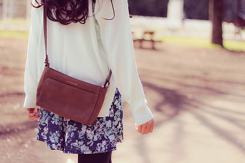 tilt skift linse kvinde, hvid, lang, ærmet cardigan, Brun, læder crossbody taske, tilt skifte linse, kvinde i hvidt, ærme, cardigan, læder, crossbody, taske, udendørs, Kvinder, mennesker, en person, hunner, gå, livsstil, ung voksen, gade, kaukasisk etnicitet, mode, smuk, skønhed, sommer, voksen, park - mand skabt plads, midsection, fokus på forgrunden, stående, traditionelle tøj, rigtige mennesker, dag, tøj, bedrift, sollys, fritidsaktivitet, natur, afslappet tøj, blomstermønster, 1080P, CC0, offentligt domæne, royaltyfrie