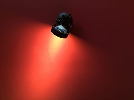 illuminazione, luci, parete, lampada, atmosfera, elettrico, rosso, nessuno, ombra, in casa, riflettore, avvicinamento, copia spazio, sfondo colorato, caratteristica della parete, cultura artistica e intrattenimento, tecnologia, attrezzatura per l'illuminazione, girato in studio, illuminato, singolo oggetto, natura morta, elettricità, sfondo rosso, movimento sfocato, modello, colore nero, lampada elettrica, 2K