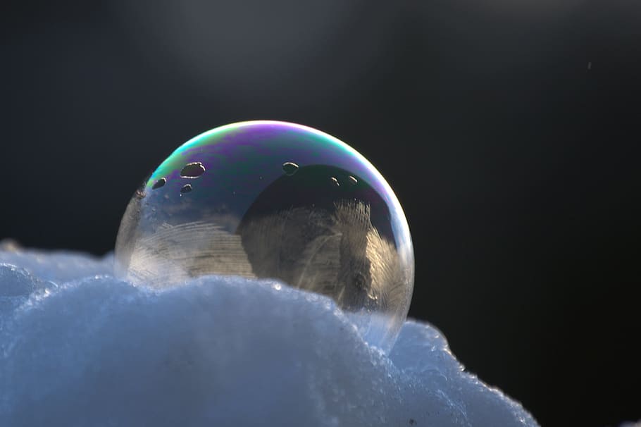 bolla di sapone, bolla congelata, struttura, modello, natura, inverno, freddo, eiskristalle, congelato, palla, brina, bolla, bolla di sapone glassato, ice-bag, sfera, sapone sud, vulnerabilità, avvicinamento, fragilità, all'aperto, trasparente, mezz'aria, girato in studio, sfondo nero, riflessione, colpo alla testa, spazio, forma, acqua, purezza, 4K