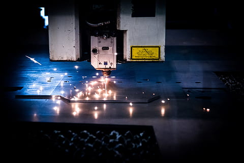 laser, tnący, maszyna, osocze, iskry, technologia, fabryka, mori, cięcie laserowe, cięcie plazmowe, przemysł, produkcja, urządzenie, firma, metal, przemysłowy, obróbka metalu, stal, cnc, oświetlony, wewnątrz, noc, żadnych ludzi, światło - zjawisko naturalne, Natura, ciemny, sprzęt, architektura, ruch, sprzęt oświetleniowy, odbicie, posadzka, woda, ogień, etap, 2K, CC0, domena publiczna, darmowe zdjęcia