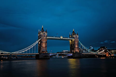 puente de la torre, londres, puente, arquitectura, punto de referencia, Londres, ciudad, horizonte, urbano, viaje, oscuro, noche, luces, mar, Oceano, río, agua, al aire libre, torre, puente de la Torre, río Támesis, Londres, Inglaterra, Reino Unido, Inglaterra, lugar famoso, puente - estructura hecha por el hombre, ciudades capitales, puente levadizo, cultura británica, punto de referencia internacional, historia, cultura inglesa, hito nacional, destinos de viaje, paisaje urbano, escena urbana, estructura construida, conexión, transporte, iluminado, nadie, cielo, exterior del edificio, turismo, bahía, 5K, CC0, dominio público, libre de derechos