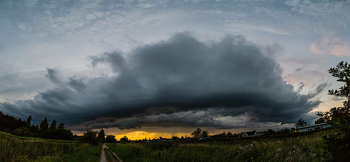 Zielony, trawa, szary, fotografia chmur, Chmura, deszcz, zachód słońca, burza, chmury, Dania, krajobraz, dym - struktura fizyczna, Natura, na dworze, pole, żadnych ludzi, niebo, dzień, piękno natury, scenics, chmura - niebo, środowisko, burza z piorunami, dramatyczne niebo, roślina, chmura burzowa, drzewo, scenics - natura, ekstremalna pogoda, nastrojowe niebo, znak, znak ostrzegawczy, złowieszczy, moc w naturze, Ulewny deszcz, 8K, CC0, domena publiczna, darmowe zdjęcia