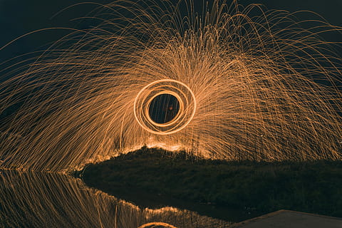 lys maleri, time-lapse fotografering, stjernekastere, cirkel, hvirvel, mønster, landskab, træ, tråduld, bevægelse, nat, spinding, lang eksponering, sløret bevægelse, geometrisk form, belyst, form, hastighed, gnister, natur, glødende, advarselsskilt, jord, skilt, brænding, en person, udendørs, 5K, CC0, offentligt domæne, royaltyfrie