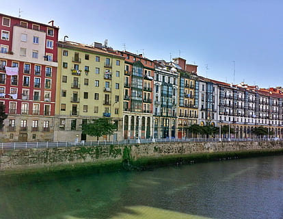 monivärinen, betoni, rakennuserä, joki, bilbao, ria, Euskadi, arkkitehtuuri, Eurooppa, kaupunkiympäristössä, kaupunkikuvan, historia, rakennuksen ulkoa, rakennettu rakenne, vesi, rakennus, taivas, asuinalueella, ranta, luonto, päivä, ikkuna, heijastus, kaupunki, kirkas taivas, ei ihmisiä, ulkona, talo, rivitalo, huoneisto, 4K, CC0, public domain, rojaltivapaa