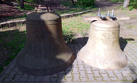 campane, campana, guerra, squillare, commemorare, monumento, guerra mondiale, giorno, nessuno, all'aperto, natura, metallo, avvicinamento, ciottolo, vista dall'alto, natura morta, sentiero, pianta, albero, pavimentazione in pietra, luce del sole, strada, pietra, sospeso, due oggetti, vecchio, avvio, pelle, 2K, CC0, dominio pubblico, privo di copyright