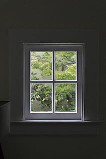 grå träfönster, vit, trä-, 4-rutan, 4- fönsterfönster, inuti, mörk, rum, fönster, vägg, byggnad, interiör, tittar ut, glas, ram, träd, trädgård, lugna, fred, minimal, arkitektur, fläck, inomhus-, utanför, negativ, morgon-, minimalistisk, inomhus, glas - material, inget folk, växt, transparent, dag, natur, fönsterram, fyrkantig form, öppna, byggd struktur, geometrisk form, rektangel, säkerhet, 5K, CC0, offentligt domän, royaltyfria