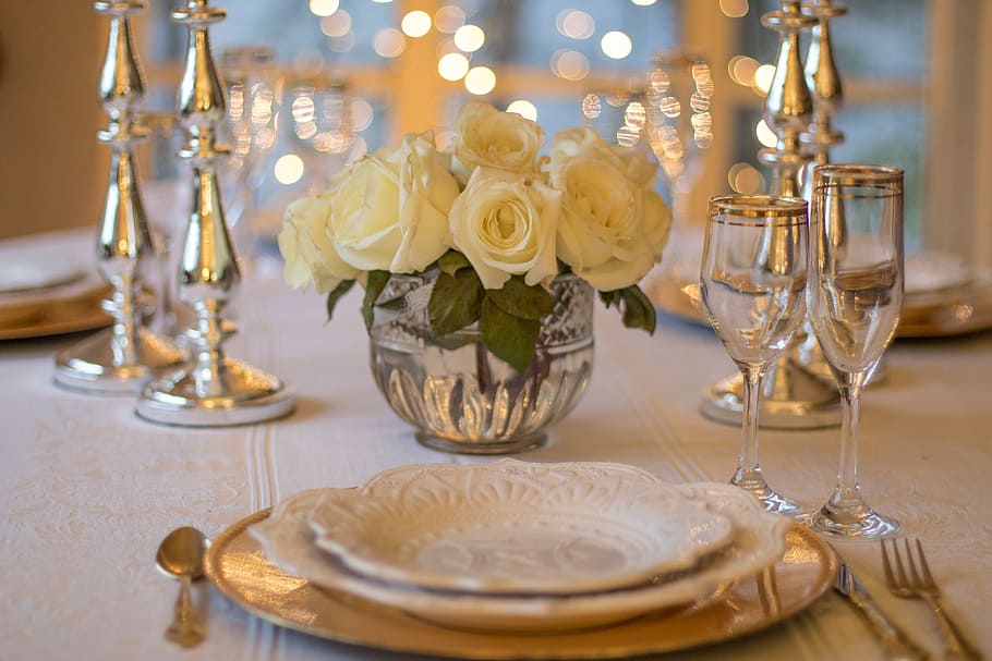 blanc, roses, clar, flauta de xampany de vidre, ceràmica, placa, taula, configuració de lloc, sopar, configuració, lloc, coberts, menjar, elegant, Xina, romàntic, plata, casament, festa, celebració, estovalles, restaurant, luxe, dinar, romanç, luxós, bé, esdeveniment, flor, vidre, elegància, planta amb flors, decoració, Copa de vi, planta, riquesa, a l'interior, equipament per a la llar, menjar i beguda, cap gent, vaixella, arranjament floral, 5K