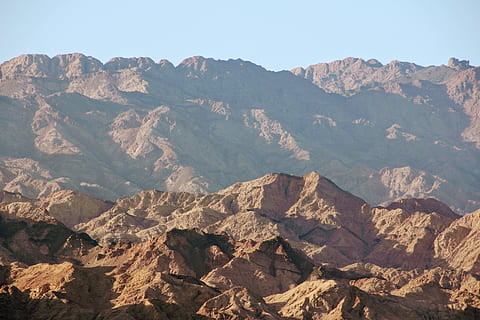 bjerge, bjergrige, lag, tapet, baggrund, højeste peak, bakket, skygge, bølge, topmøde, aften sol, belyst, klippe, bjerg, bjergkæde, dag, natur, ingen mennesker, scenics, scenics - natur, miljø, rock-objekt, solid, himmel, landskab, rolig scene, tørt klima, skønhed i naturen, ro, skyfri himmel, rock formation, sollys, fysisk geografi, klima, udendørs, formation, halvtørre, 5K, CC0, offentligt domæne, royaltyfrie