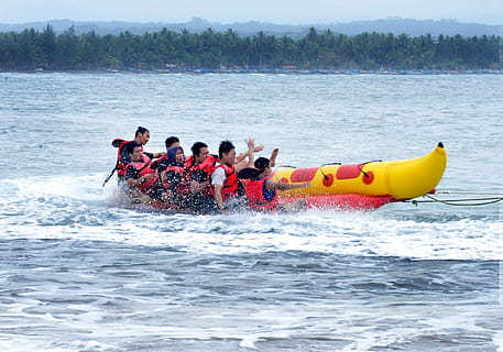 Menschen, Reiten, Bananenboot, Strand, Spaß, Mannschaft, Sommerurlaub, Sommer-, Urlaub, Strandspaß, Meer, glücklich, Sommerspaß, jung, Reise, Glück, Wasser, Freude, Familie, zusammen, Familienspaß, Familie am Strand, Bananenstrand, Rafting, mittlere gruppe von menschen, Schlauchboot, Abenteuer, Ruder, Rettungsweste, Gruppe von Leuten, echte Menschen, Wasserfahrzeug, Ufergegend, aufblasbar, Natur, Transport, Lebensstile, Freizeitbeschäftigung, Sport, Männer, Schönheit in der Natur, Bewegung, Tag, Wassersport, draußen, Zusammenspiel, auf dem Wasser schwimmen, 1080P, CC0, gemeinfrei, lizenzfrei