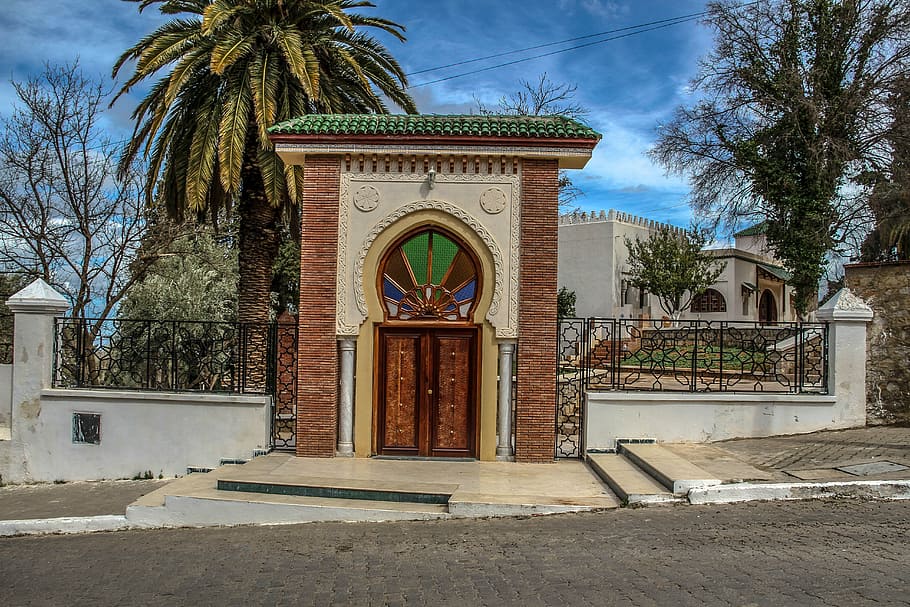 tlemcen, arquitectura, edifici, casa, façana, estructura construïda, arbre, exterior de l'edifici, planta, entrada, cel, cap gent, naturalesa, dia, porta, text, signe, a l'aire lliure, religió, Palmera, lloc de culte, creença, comunicació, 5K