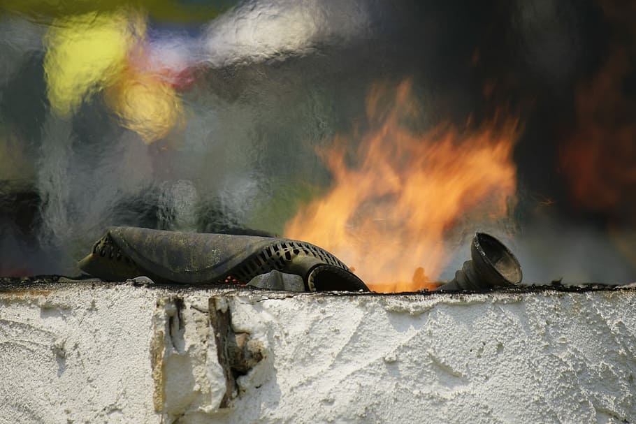 brænde, ild, jern, brand - naturligt fænomen, brænding, flamme, varme - temperatur, røg - fysisk struktur, meddelelse, natur, skilt, ulykker og katastrofer, advarselsskilt, dag, ingen mennesker, vand, udendørs, beskæftigelse, ødelæggelse, tæt på, 2K