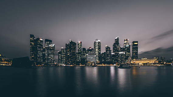 fotografia de edifícios de concreto, paisagem urbana, noite, horizonte urbano, distrito da baixa, arranha-céu, cidade, cena urbana, arquitetura, crepúsculo, estrutura construída, exterior do edifício, EUA, reflexão, rio, lugar famoso, Prédio comercial, iluminado, agua, por do sol, céu, construção, exterior do prédio de escritórios, panorama, beira-mar, Distrito residencial, natureza, ninguém, moderno, ao ar livre, Distrito financeiro, 5K, CC0, domínio público, royalty free