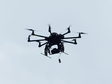 volante, fuco, giorno, hexacopter, elicottero, modello, telecamera, volare, cielo, quadricoptero, quadrotor, piattaforma galleggiante, aereo, rotori, elica, macchina volante, galleggiabilità, aereo del rotore, guidare a vtol flugzeuge, lancio verticale, terreno verticale, nuovo venuto, giroscopi, modello di elicottero, fotografia aerea, videografia aerea, fotografie aeree, giocattoli, elettronico, quadcopter, ragno, un animale, nessuno, girato in studio, industria cinematografica, Inquadratura dal basso, cielo sereno, invertebrato, animali allo stato selvatico, natura, temi animali, insetto, fauna selvatica, all'aperto, avvicinamento, animale, artropodo, aracnide, Filatura, 4K, CC0, dominio pubblico, privo di copyright