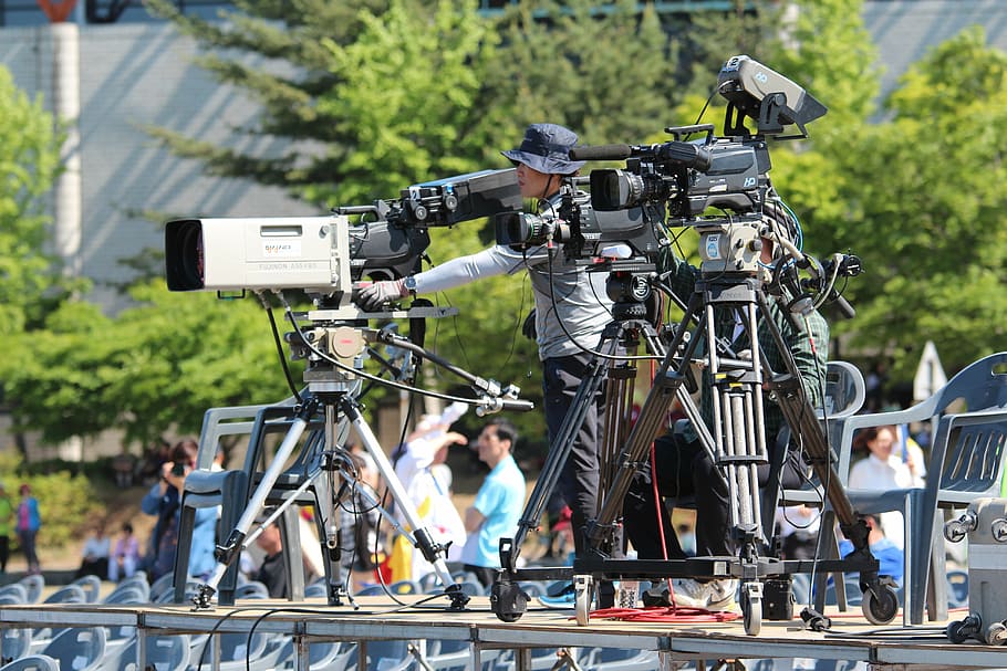 dos, dona, utilitzant, càmera, stand, vídeo, càmera de vídeo, difusió, tiroteig, homes de càmeres, esdeveniment, Notícies, tecnologia, temes de fotografia, grup de persones, rodatge, gent, càmera - equip fotogràfic, transport, cultura i entreteniment artístic, càmera de televisió, homes, dia, a l'aire lliure, equipament, centrar-se en primer pla, manera de transport, activitat, grup, càmera de vídeo domèstica, esport, adult, 5K
