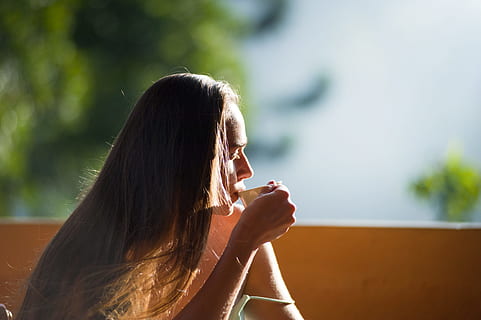 lys, person, kvinde, kaffe, kop, drikke, pige, hår, hånd, bedrift, dame, fritid, morgen, krus, smuk, lempelse, te, en person, langt hår, ung voksen, frisure, voksen, Kvinder, unge kvinder, skønhed, brunt hår, livsstil, portræt, smuk kvinde, hovedskud, mad og drikke, natur, fritidsaktivitet, udendørs, 4K, CC0, offentligt domæne, royaltyfrie