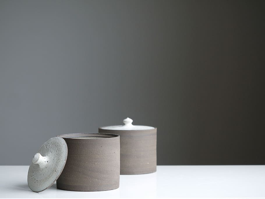 dos bidons grisos, dos, gris, canister, blanc, fusta, olles, mínim, tapa, ceràmica, artista, argila, art, fabricant, negre, olla, vaixell, tir de l'estudi, a l'interior, còpia espai, fons gris, cap gent, vela, com zen, natura morta, benestar, senzillesa, contenidor, pila, primer pla, tallar, enrotllat, grup d'objectes, higiene, taula, fons de colors, fons negre, 4K