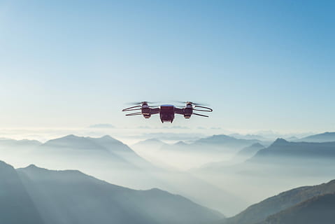 włączony dron, czarny, dron quadcopter, latający, dzień, warkot, technologia, niebo, latać, Góra, piękno natury, pasmo górskie, scenics - natura, Natura, w powietrzu, czyste Niebo, kopia przestrzeń, spokojna scena, spokój, na dworze, zwierzęta na wolności, scena pozamiejska, spędzania wolnego czasu, przygoda, ludzie, 5K, CC0, domena publiczna, darmowe zdjęcia