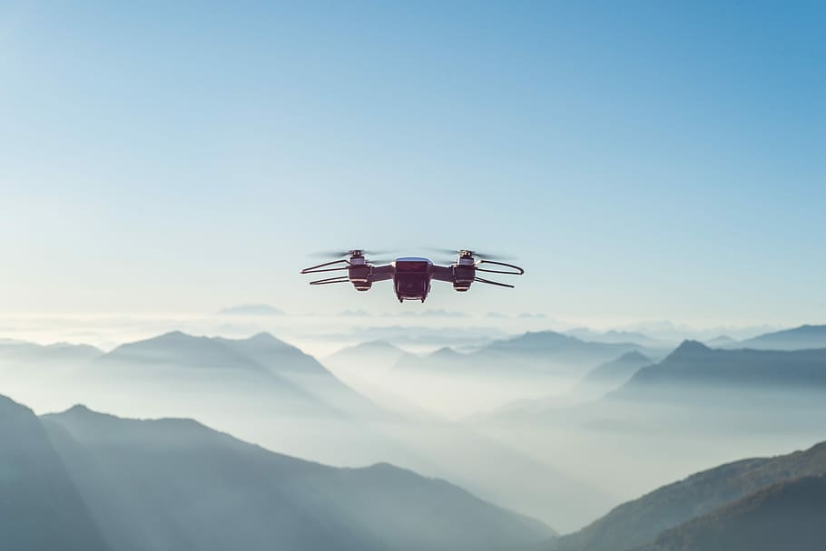 włączony dron, czarny, dron quadcopter, latający, dzień, warkot, technologia, niebo, latać, Góra, piękno natury, pasmo górskie, scenics - natura, Natura, w powietrzu, czyste Niebo, kopia przestrzeń, spokojna scena, spokój, na dworze, zwierzęta na wolności, scena pozamiejska, spędzania wolnego czasu, przygoda, ludzie, 5K