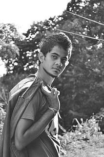 Junge, Pose, Mann, Jacke, Rock, T-Shirt, Jeans, jung, Mode, Design, Sri Lanka, kadugannwa, mawanella, Ceylon, Fotos, eine Person, Baum, junger Erwachsener, junge Männer, Porträt, Pflanze, echte Menschen, Legere Kleidung, Fokus auf den Vordergrund, Lebensstile, Kamera betrachten, Tag, Natur, Freizeitbeschäftigung, Taille hoch, Stehen, Seitenansicht, draußen, Betrachtung, Teenager, 1080P, CC0, gemeinfrei, lizenzfrei
