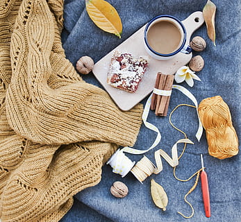 blanc, blau, ceràmica, tassa, cafè, pa, tallar, pissarra, fil, Teixir, pal, flatlay, tardor, caure, ocre, groc, vista d’angle alt, tèxtil, menjar i beguda, a l'interior, cap gent, natura morta, frescor, menjar, taula, beure, refresc, directament a sobre, gran grup d'objectes, nou, benestar, estri de cuina, preparació, 2K, CC0, domini públic, lliure de regalies