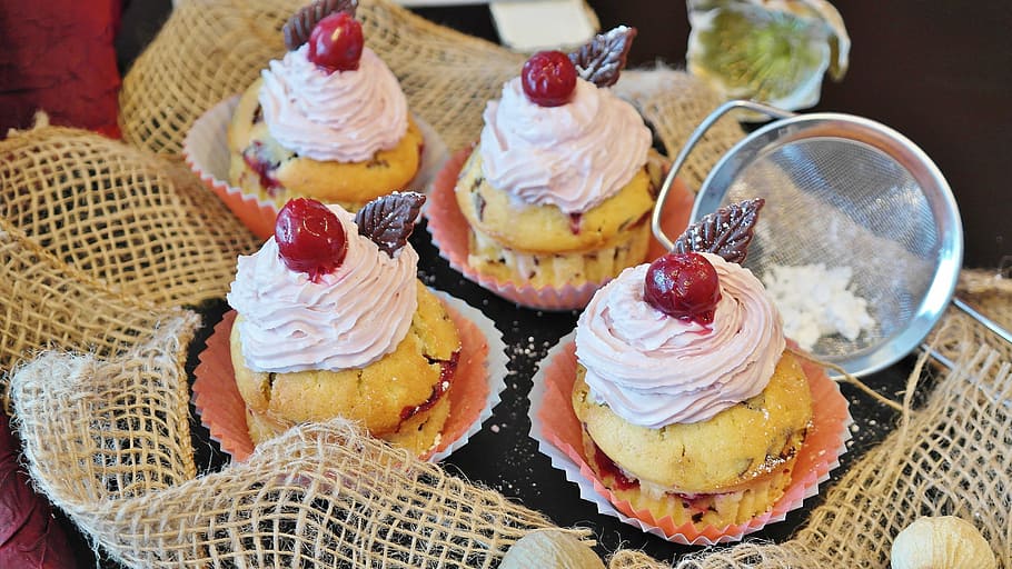 quatre, marró, magdalenes, blanc, coberta de gel, cupcake, muffin, pastís, caramels, tarta, decoracions de pastissos, crema, mascarpone, enfornar, confiserie, dolç, menjar, festa de cafè, forma, postres, plat dolç, pastes, calories, deliciós, farina, sucre, mantega, ou, massa, ingredients, preparació, artesania, menjar i beguda, vista d’angle alt, a l'interior, cap gent, primer pla, frescor, dia, alimentació saludable, menjar dolç, indulgència, llest per menjar, natura morta, temptació, menjar poc saludable, fruita, al forn, fruites de baies, mida de la porció, 5K