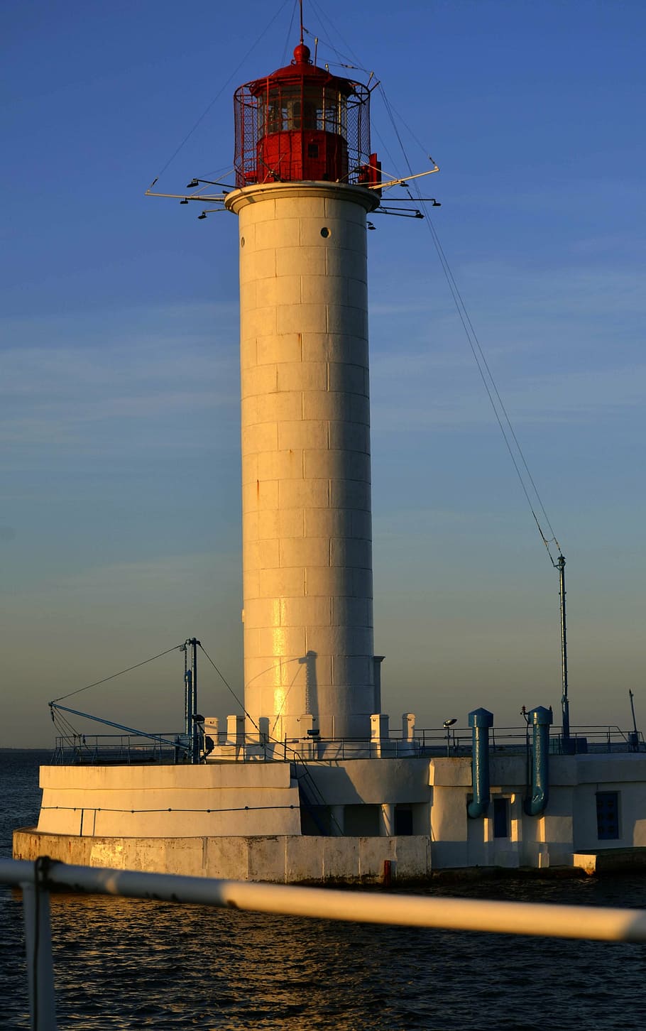 far de vorontsov, far, guadaña, posta de sol, odessa, badia, cel, aigua, estructura construïda, arquitectura, indústria, fàbrica, exterior de l'edifici, naturalesa, generació de combustible i energia, transport, vaixell nàutic, mar, cap gent, moll, davant del mar, orientació, pila de fums, negocis, cel clar, a l'aire lliure, districte industrial, 4K