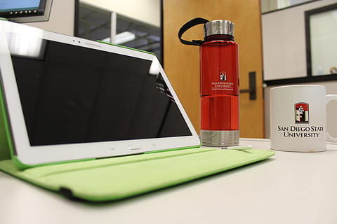 Weiß, Samsung Tab, neben, rot, tumblr, Becher, Samsung, Tablette, Lernen, Gerät, Samsung Tablet, Technologie, Wasserflasche, sdsu, San Diego State University, Computer, Laptop, Computerbildschirm, Ausrüstung, keine Leute, kabellose Technologie, drinnen, Kommunikation, Verbindung, Tabelle, Gesundheitswesen und Medizin, Computerausrüstung, Container, Schreibtisch, grüne Farbe, Flasche, Stillleben, Computernetzwerk, Wissenschaft, 5K, CC0, gemeinfrei, lizenzfrei