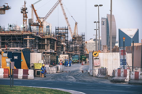 beton, constructie, macara, dezvoltare, Dubai, emiratele, Inginerie, echipament, înalt, hotel, industrial, industrie, modern, teren, cer, zgârie-nori, oţel, structura, apus de soare, turn, uae, Unit, urban, muncă, arhitectură, constructor, clădire, Afaceri, ciment, oraș, comercial, beton-pompă, construi, datorie, inginer, imobiliar, fundație, sol, imigranți, infrastructură, Instalarea, loc de munca, muncitor, mașini, oameni, progres, proiect, creştere, schelărie, lucru in echipa, lucru, Îmbrăcăminte de lucru, arab, albastru, transport, macara - utilaje pentru constructii, exteriorul clădirii, apă, construită, natură, zi, în aer liber, dig, dock comercial, transport de marfă, container de încărcătură, nici o persoana, port, mijloc de transport, 5K, CC0, domeniu public, fără drepturi de autor
