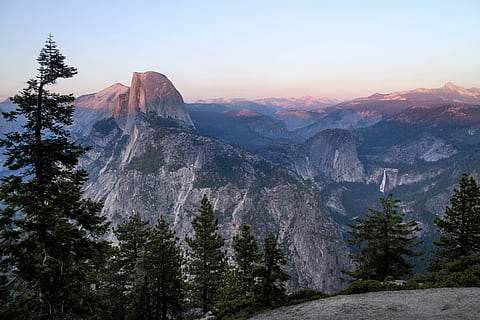 Foto, klar, himmel, grøn, blad, høj, træer, bjerge, dagtimerne, grønt blad, hill top, natur, USA, scenics, landskab, Yosemite National Park, bjerg, rock-objekt, udendørs, Nationalpark, ingen mennesker, skønhed i naturen, Rocky Mountains, træ, ekstremt terræn, bjergkæde, alberta, farvebillede, sne, fyrretræ, scenics - natur, miljø, plante, klippe, rejse, jord, rejsemål, ikke-urbane scene, rolig scene, solid, bjergtop, nåletræ, fyrreskov, 5K, CC0, offentligt domæne, royaltyfrie