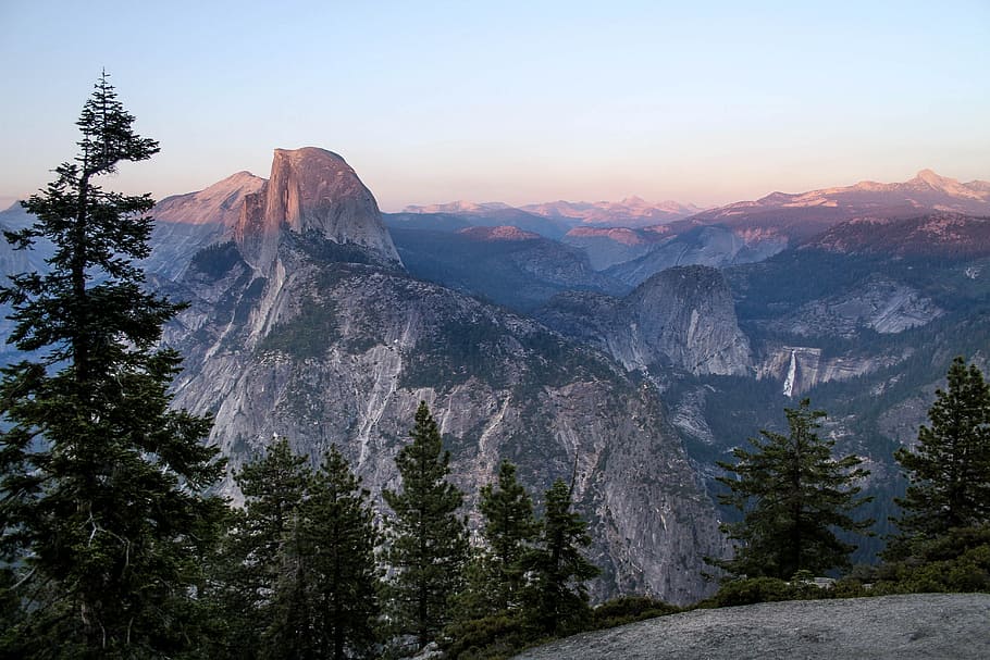 Foto, klar, himmel, grøn, blad, høj, træer, bjerge, dagtimerne, grønt blad, hill top, natur, USA, scenics, landskab, Yosemite National Park, bjerg, rock-objekt, udendørs, Nationalpark, ingen mennesker, skønhed i naturen, Rocky Mountains, træ, ekstremt terræn, bjergkæde, alberta, farvebillede, sne, fyrretræ, scenics - natur, miljø, plante, klippe, rejse, jord, rejsemål, ikke-urbane scene, rolig scene, solid, bjergtop, nåletræ, fyrreskov, 5K