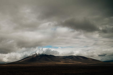 Berge unter Wolken, Landschaftsfotografie, Berg, wolkig, Himmel, tagsüber, Wolkengebilde, Dramatischer Himmel, Natur, draußen, Landschaft, Wolke, Ausflug, Südamerika, Reisefoto, Reise, ewiger Schnee, Schneeberg, Chile, Winter, Schnee, wolke - himmel, Umgebung, Szenen - Natur, Land, Sturm, keine Leute, Schönheit in der Natur, Tag, Gebirge, bedeckt, Sturmwolke, Nicht-städtische Szene, Vulkan, grau, bedrohlich, Kraft in der Natur, 4K, CC0, gemeinfrei, lizenzfrei