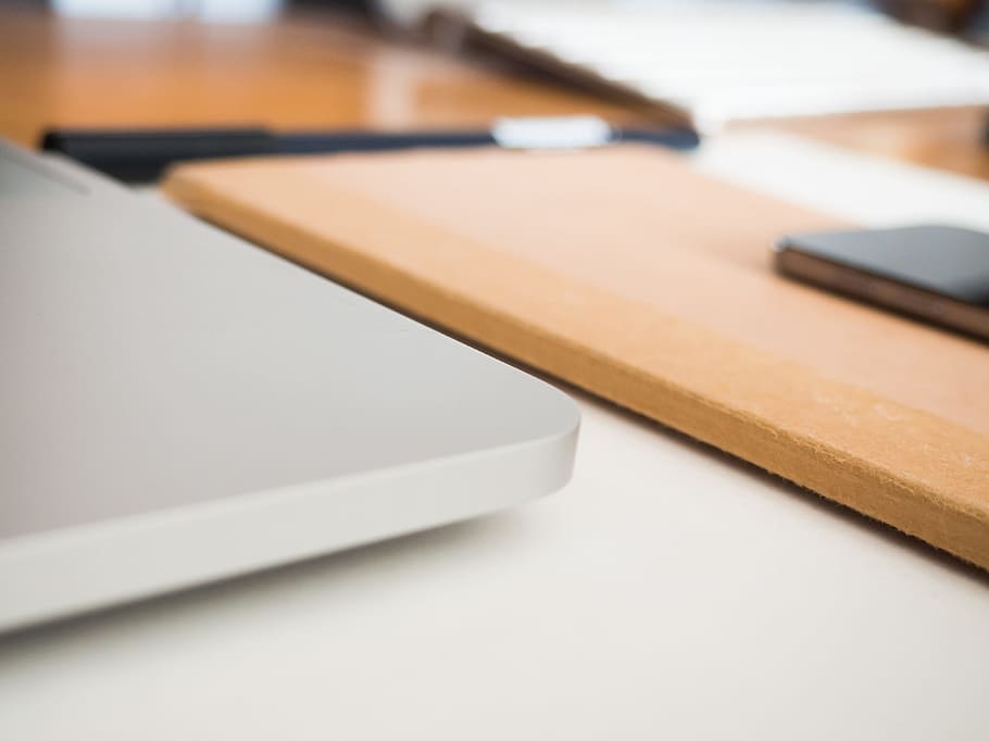 skrivebord, skitsebog, bærbar, computer, notesbog, pen, telefon, drejning, træ, forretning, makro, objekter, kontor, teknologi, arbejdsområde, arbejde + tech, træ - materiale, bord, udstyr, uddannelse, ingen mennesker, Bestil, indendørs, tæt på, industri, dag, selektiv fokusering, stilleben, fokus på forgrunden, møbel, trådløs teknologi, offentliggørelse, manden lavet, menneskeskabt objekt, blyant, meddelelse, forbindelse, 4K