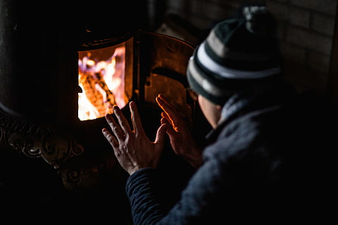 muž, Černá, Bunda, zelená, bílý, čepice, přední, pec, muž v černém, lidé, krb, noc, požár - přírodní jev, uvnitř, ženy, jedna osoba, temný, dospělý, pouze jeden muž, pouze muži, jen dospělí, oheň, plamen, teplota - teplota, hořící, lidské ruky, část lidského těla, ruka, hospodářství, muži, skutečných lidí, Příroda, řeřavý, pracovní, část těla, pohyb, detail, kovový průmysl, jiskry, prst, 5K, CC0, veřejná doména, bez autorských práv