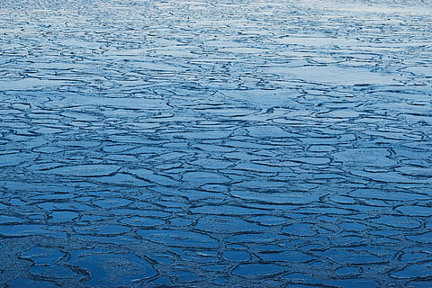 krop af vand, isflokke, mønster, struktur, baggrund, natur, vinter, sø, is, Frosset, frosne sø, vand, baggrunde, tekstureret, fuld ramme, ingen mennesker, blå, ru, revnet, dag, abstrakt, tæt på, udendørs, arkitektur, gammel, kold temperatur, bygget struktur, renhed, 5K, CC0, offentligt domæne, royaltyfrie